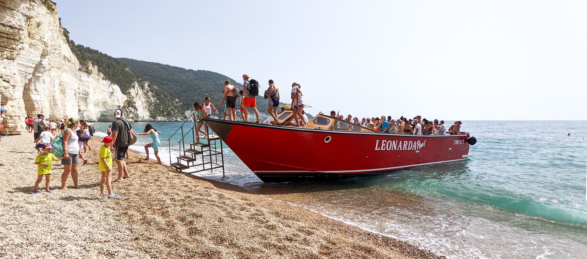 la motobarca Leonarda durante la sosta sulla spiaggia di Vignanotica nel Gargano